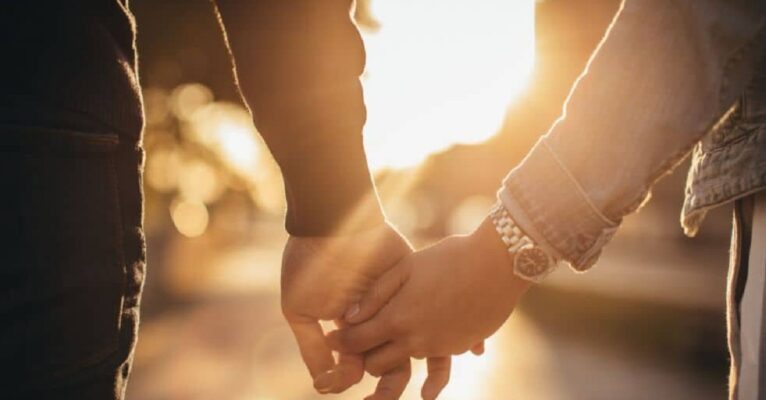 những cô gái đang yêu một chàng trai ở giai đoạn đầu của khởi nghiệp, lập nghiệp thì họ - dù muốn dù không - sẽ đều phải chấp nhận rất rất nhiều những thiệt thòi.