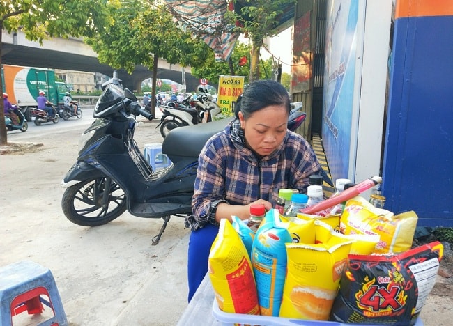 Chị chủ quán trà đá ở đoạn ngõ 69 Nguyễn Xiển đã thực sự để lại ấn tượng với Ngự Miêu.