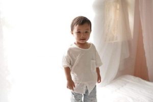 Cháu bé tên là Nguyễn Cao Gia Bảo, 2,5 tuổi (ở nhà thường gọi là Cam) mặc quần cộc màu ghi, trên áo có in hình chuột Mickey, không đi dép. Cháu có nốt ruồi đen bên dưới đuôi mắt bên phải.