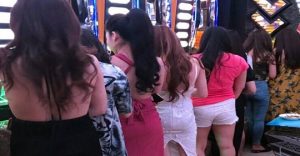 Dù là gái dịch vụ karaoke tay vịn, nhưng hoặc là do Hoa mới vào nghề, hoặc là cô ta khá tinh tế trong việc tạo ra phong cách ăn mặc riêng