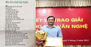 Cái lý do mà họ cho rằng "Mẹ tôi chửi kẻ trộm" không phải là thơ bởi bài thơ này không có...thơ, khi mà cách dùng từ ngữ, ngôn ngữ và nhịp điều của bài thơ nó cứ "khô không khốc" chẳng có chút vần điệu hay nhịp nào cả.