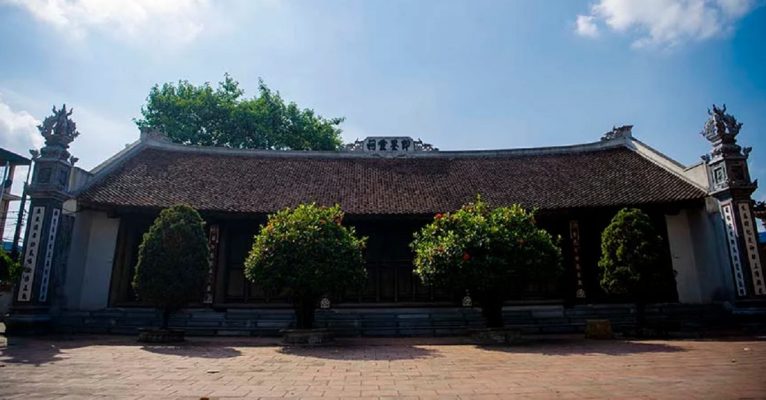 Nằm sát vách nhau, chung một con đường, một cánh đồng, mối quan hệ vô cùng thâm giao nhưng suốt hàng trăm năm qua, trai gái hai làng có một giao ước bất thành văn: Không bao giờ yêu đương hay kết hôn với nhau. Đó là một câu chuyện có thật ở làng Thượng Lỗi và làng Tức Mặc thuộc Lộc Vượng, Nam Định xưa (nay thuộc phường Nam Định, tỉnh Ninh Bình.