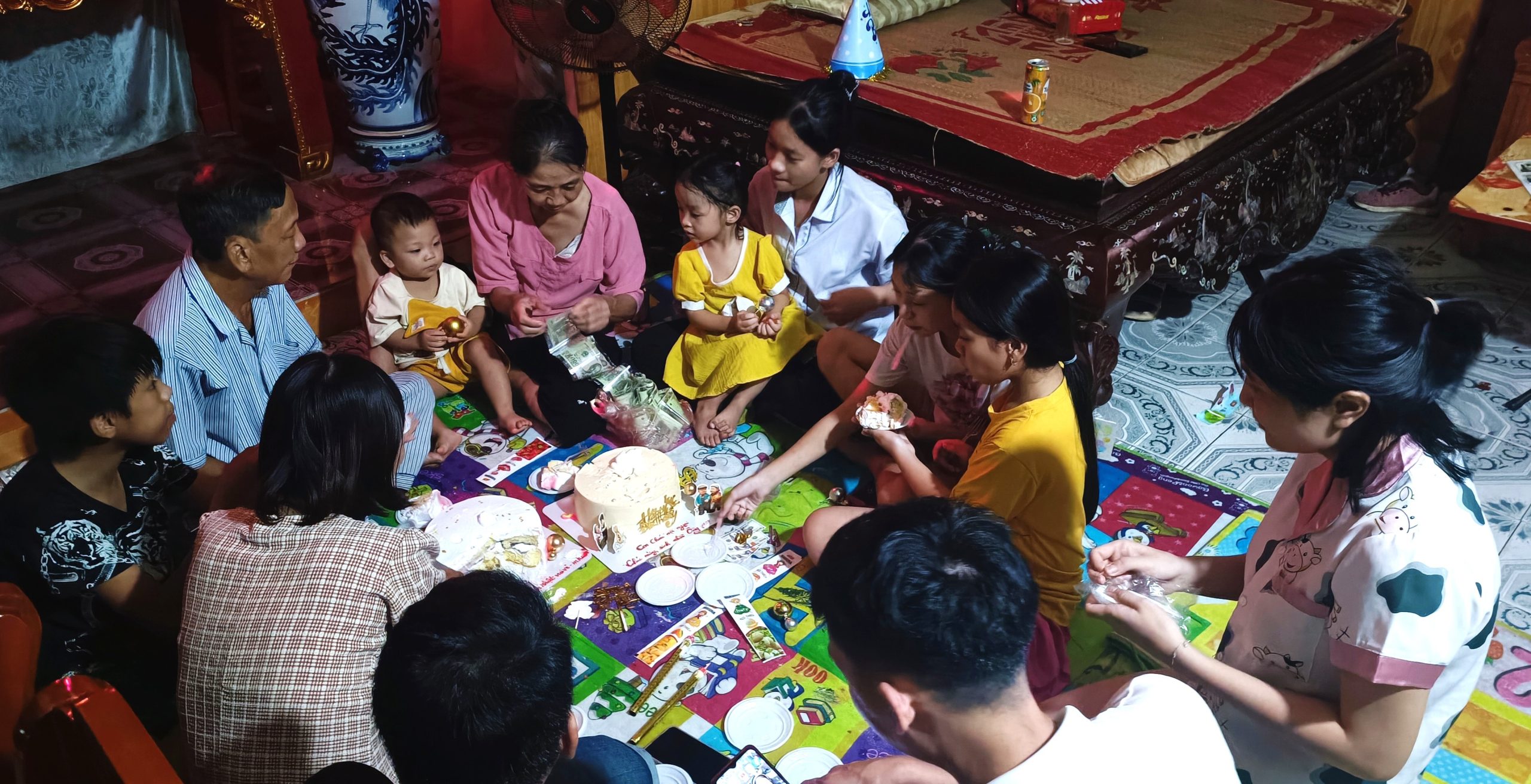 Thực ra, nhiều gia đình khá "thoáng" trong chuyện này, ngồi xuống ăn cơm chỉ cần mời chung chung một câu "mời cả nhà ăn cơm ạ" - là được. Thậm chí, nhiều gia đình còn có thể lược bỏ hẳn điều này, nghĩa là không cần thiết phải "mời" ai cả, cứ đến bữa ngồi xuống mâm mà ăn thôi.