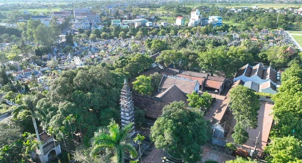 Chùa Tháp Phổ Minh - nơi lưu giữ xá lợi của Phật hoàng Trần Nhân Tông. Chùa Phổ Minh còn được gọi là chùa Tháp, nằm ở phía Tây đền Trần, thuộc phường Lộc Vượng, thành phố Nam Định, tỉnh Nam Định cũ, nay thuộc địa bàn thôn Tức Mặc, phường Nam Định tỉnh Ninh Bình.