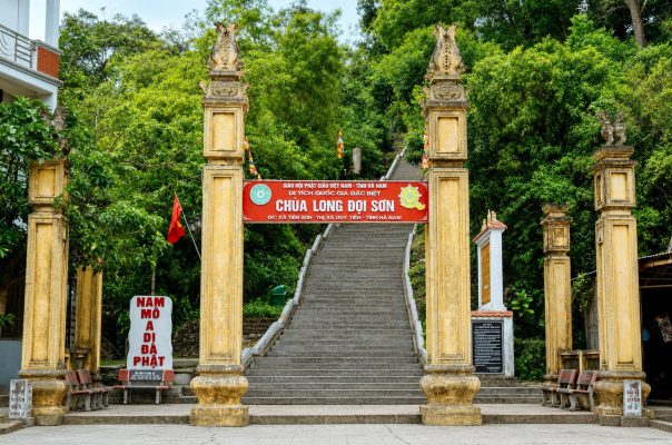 Huyền tích vùng đất "phát tích Đế Vương" giữa lòng Hà Nam câu chuyện về chùa Đọi Sơn hay còn gọi là Long Đọi Sơn ở xã Đọi Sơn, huyện Duy Tiên, tỉnh Hà Nam (nay là phường Tiên Sơn tỉnh Ninh Bình).