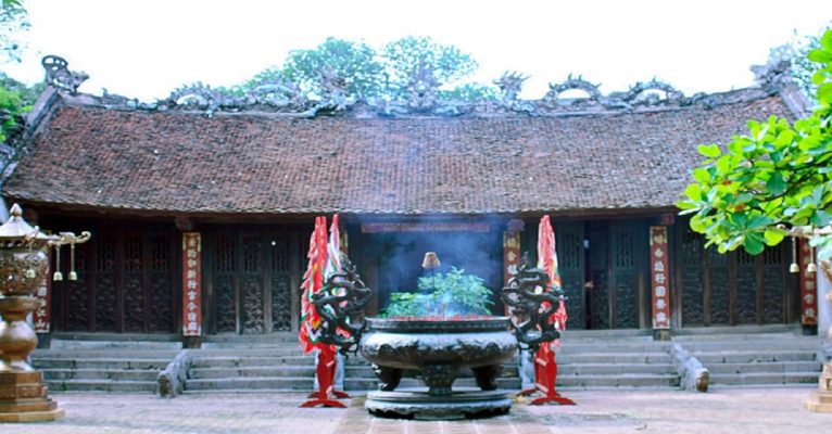 Đền Trần Nam Định - đất thiêng Tức Mặc: nơi hội tụ long mạch và sự linh ứng của hào khí Đông A. Sức mạnh ấy bắt nguồn từ vùng đất được mệnh danh là nơi hội tụ long mạch của triều đại nhà Trần: mảnh đất cổ Tức Mặc (Nam Định) – nơi đặt ngôi Đền Trần linh thiêng.