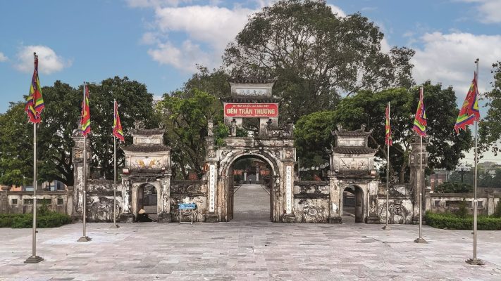 Giữa vùng đất ven sông Hồng thuộc xã Trần Hưng Đạo, tỉnh Hà Nam cũ (nay thuộc xã Trần Thương tỉnh Ninh Bình), có một ngôi đền cổ đã tồn tại suốt hơn bảy thế kỷ. Đó chính là Di tích Quốc gia đặc biệt Đền Trần Thương – ngôi đền gắn với vị anh hùng dân tộc Trần Hưng Đạo và cũng là nơi lưu truyền một truyền thuyết đặc biệt: nơi táng nhục thể của Đức Thánh Trần sau khi ông qua đời.
