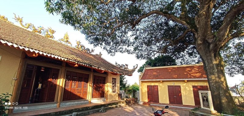 Đền Trung Linh là một công trình tín ngưỡng tồn tại từ rất lâu, đã được tỉnh Nam Định xếp hạng di tích lịch sử của tỉnh năm 2007, tọa lạc tại Làng Trung Linh (hay còn gọi là làng Riềng), xã Đại Thắng, huyện Vụ Bản, tỉnh Nam Định cũ (nay là làng Riềng thôn Thiện Linh, xã Liên Minh, tỉnh Ninh Bình, đền thờ các vị thần có công với dân với nước là Linh Sơn đại vương, Uy Lôi đại vương, Đô Hộ Thành Hoàng, và nữ tướng Lê Thị Hoa.