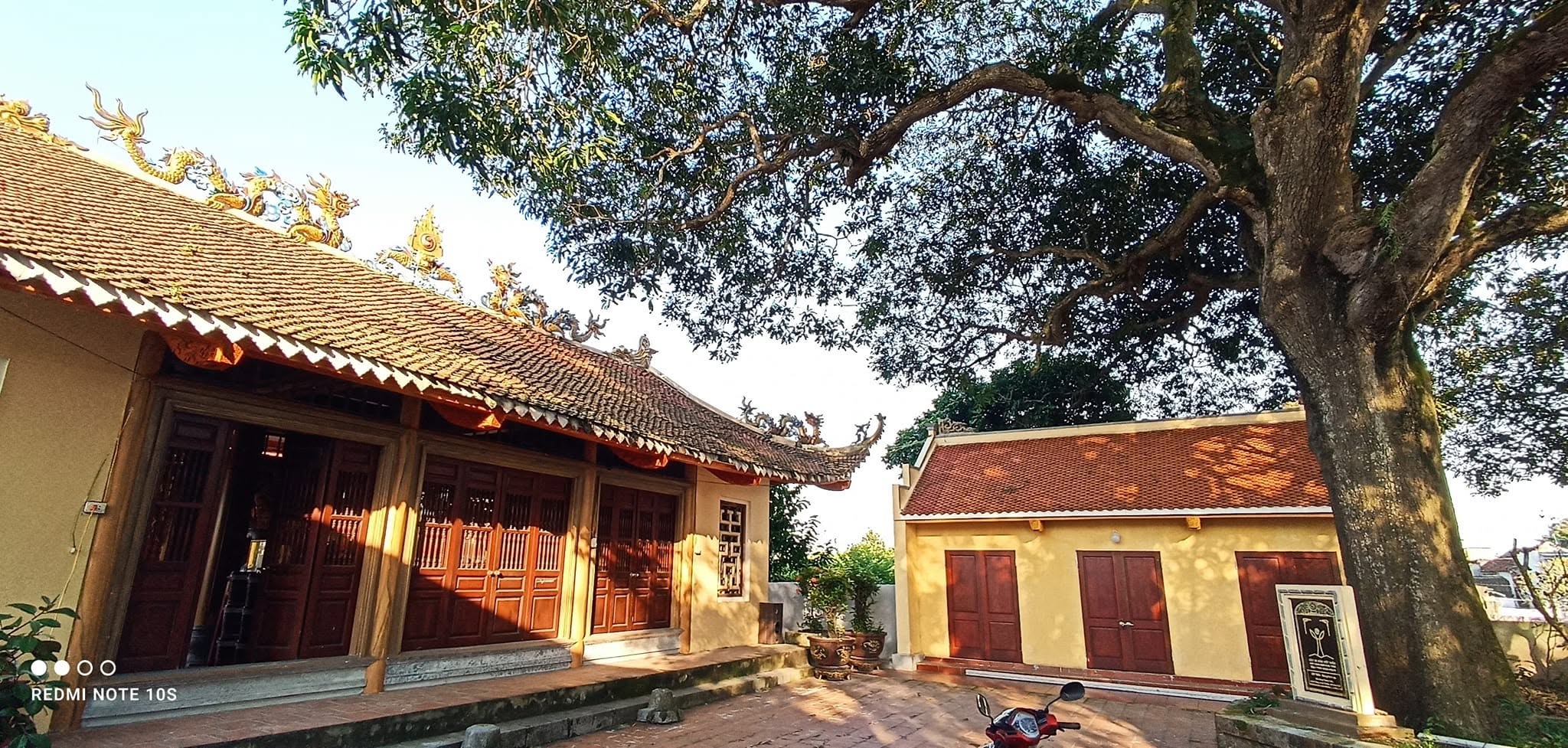 Đền Trung Linh là một công trình tín ngưỡng tồn tại từ rất lâu, đã được tỉnh Nam Định xếp hạng di tích lịch sử của tỉnh năm 2007, tọa lạc tại Làng Trung Linh (hay còn gọi là làng Riềng), xã Đại Thắng, huyện Vụ Bản, tỉnh Nam Định cũ (nay là làng Riềng thôn Thiện Linh, xã Liên Minh, tỉnh Ninh Bình, đền thờ các vị thần có công với dân với nước là Linh Sơn đại vương, Uy Lôi đại vương, Đô Hộ Thành Hoàng, và nữ tướng Lê Thị Hoa.