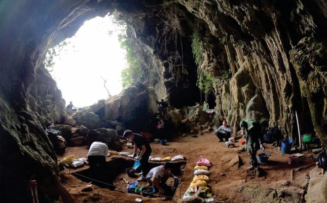 Nếu có dịp về với quần thể danh thắng Tam Chúc Hà Nam, và nếu bạn đã đến với hang đội 4 của thị trấn Ba Sao huyện Kim Bảng cũ nay là phường Ba Sao, tỉnh Ninh Bình, thì nhất định bạn phải được kể cho nghe về câu chuyện nơi đây người ta phát hiện ra di cốt người niên đại khoảng 10.000 năm và bí ẩn tư thế lạ của ngôi mộ song táng.