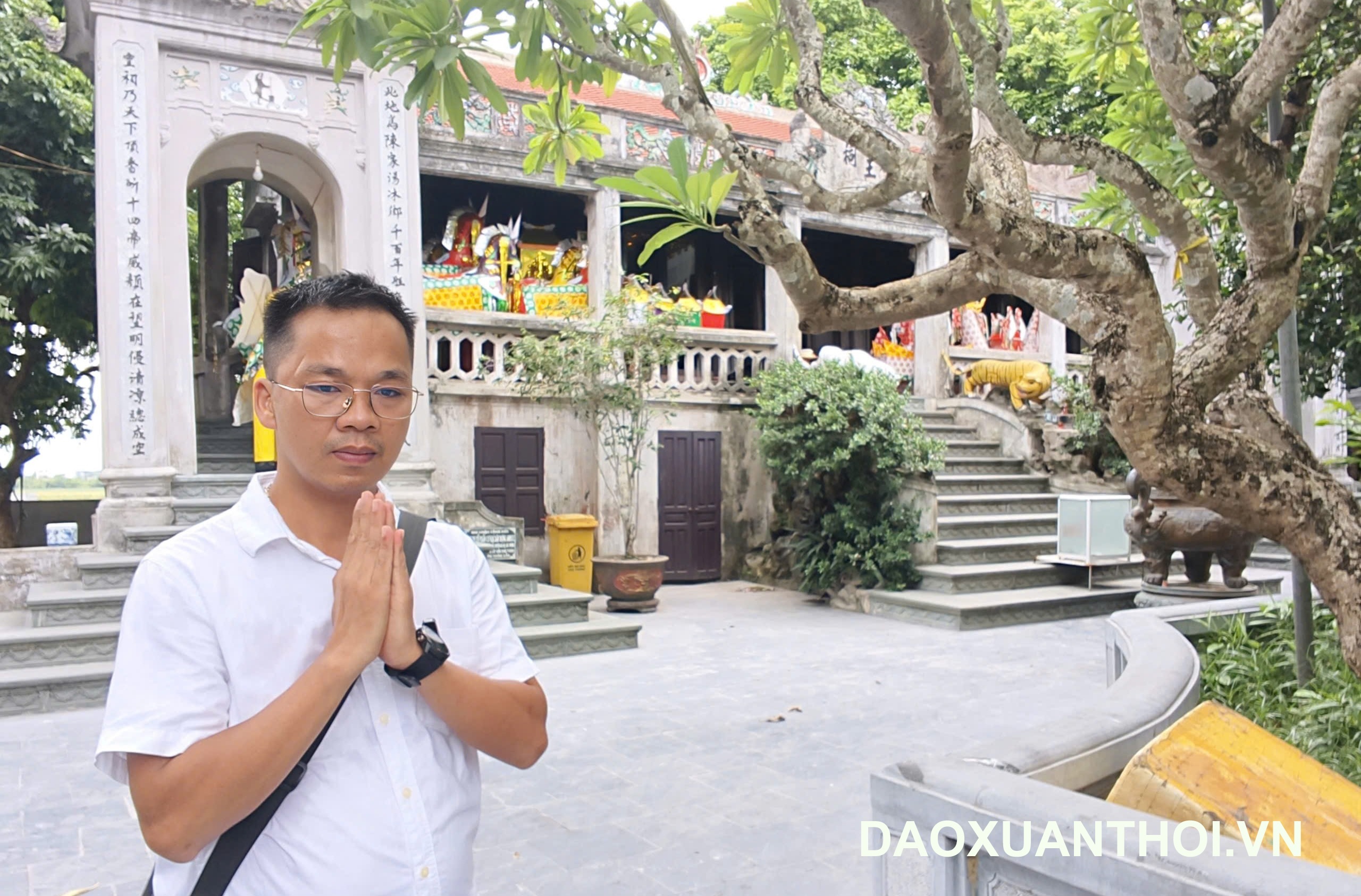 Mảnh đất Bảo Lộc (Đền Bảo Lộc Nam Định) chính là mảnh đất "thang mộc" linh thiêng – nơi đã nâng đỡ những bước chân đầu đời và nuôi dưỡng tâm hồn của một vị anh hùng dân tộc lẫy lừng thiên cổ: Quốc công Tiết chế Hưng Đạo Đại vương Trần Quốc Tuấn.