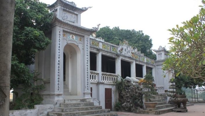 Mảnh đất Bảo Lộc (Đền Bảo Lộc Nam Định) chính là mảnh đất "thang mộc" linh thiêng – nơi đã nâng đỡ những bước chân đầu đời và nuôi dưỡng tâm hồn của một vị anh hùng dân tộc lẫy lừng thiên cổ: Quốc công Tiết chế Hưng Đạo Đại vương Trần Quốc Tuấn.