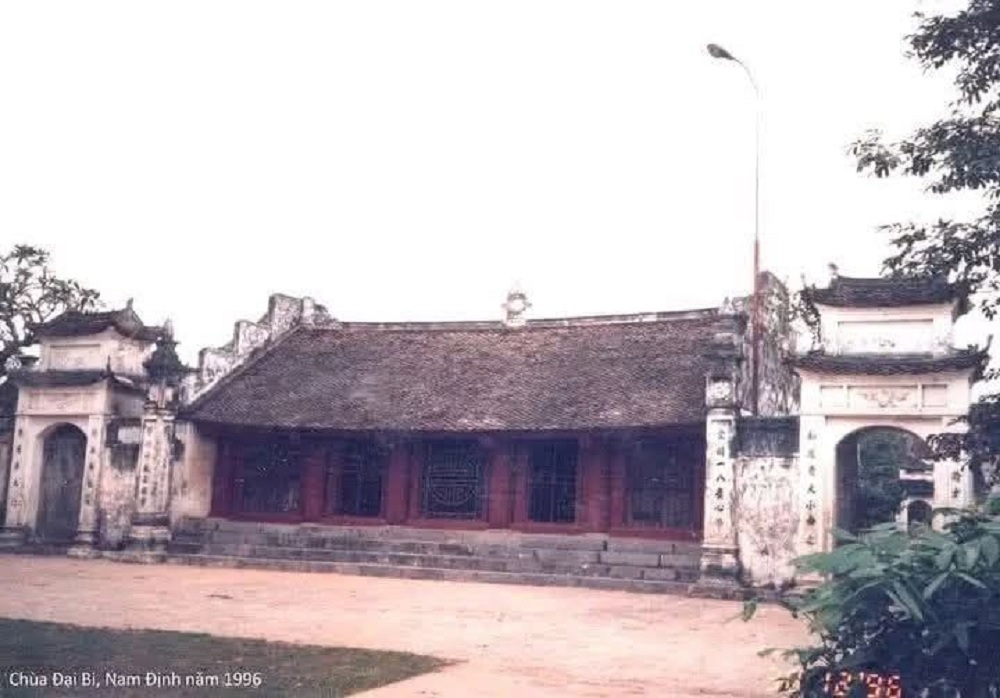 Chùa Đại Bi – hay người đời vẫn quen gọi bằng cái tên thân thương: chùa Cổ Bi. Đây là một ngôi chùa trăm gian thuần Việt, xưa kia thuộc thị trấn Nam Giang, huyện Nam Trực, tỉnh Nam Định cũ, nay là: xã Nam Trực, tỉnh Ninh Bình.