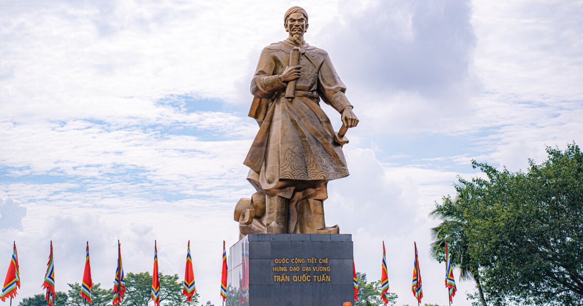 Có một nơi mà bất cứ người dân Nam Định nào trước khi làm việc lớn như cưới xin, thi cử, xuất hành, khai trương... đều ghé đến thắp hương. Đó chính là tượng đài Quốc công tiết chế Hưng Đạo Đại Vương Trần Quốc Tuấn. 