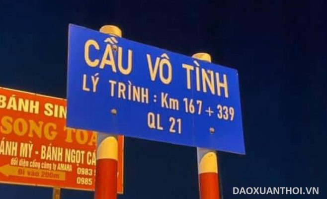 Cầu Vô Tình thuộc thị trấn Cổ Lễ, huyện Trực Ninh, tỉnh Nam Định cũ, nay thuộc địa bàn của xã Cổ Lễ, tỉnh Ninh Bình. Và cũng bấy nhiêu năm qua, người ta vẫn đi tìm câu trả lời cho một thắc mắc - vì sao lại gọi tên là cầu Vô Tình?
