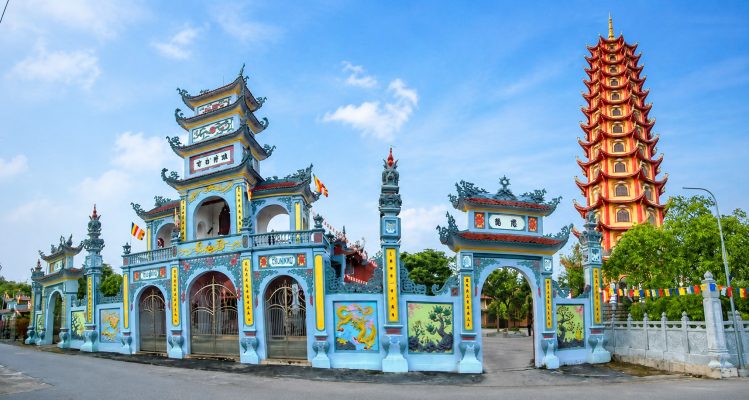 Chùa Tiên Hương - chốn linh thiêng nơi đạo Phật giao thoa với tín ngưỡng thờ Mẫu ở Phủ Dầy Chùa Tiên Hương chỉ cách Phủ Tiên Hương vài bước chân – một ngôi chùa cổ kính với tiếng chuông ngân vang, khói trầm bảng lảng và những pho tượng Phật uy nghiêm? Đó chính là chùa Tiên Hương, tọa lạc tại thôn Tiên Hương, xã Kim Thái, huyện Vụ Bản, tỉnh Nam Định xưa, và nay là xã Vụ Bản, tỉnh Ninh Bình.