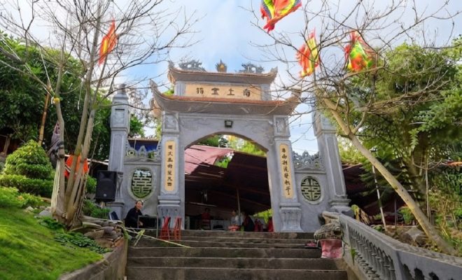 Đền Thượng, hay còn gọi là Đền Mẫu Thượng, nơi tôn thờ Mẫu Thượng Ngàn – vị Thánh Mẫu cai quản miền rừng núi trong tín ngưỡng Tam phủ, Tứ phủ của người Việt. Và đây chính là điểm đến tiếp theo trong video ngày hôm nay của Người kể chuyện Hà Nam Ninh