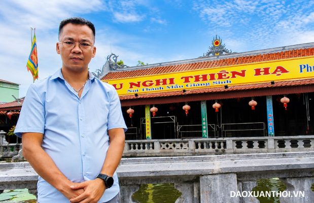 Huyền bí trong tín ngưỡng thờ Mẫu Liễu Hạnh và hành trình 20 ngày kể chuyện ở Phủ Dầy Nam Định. Chúng ta sẽ cùng lần theo từng dấu tích còn lưu lại ở Phủ Dầy: từ Phủ Tiên Hương, Phủ Vân Cát, Lăng Mẫu, các đền, phủ, miếu cổ cho đến những nghi lễ, truyền thuyết và nhân vật đã góp phần tạo nên một không gian văn hóa đặc sắc của người Việt từ mảnh đất này.