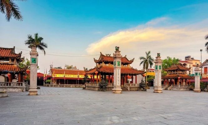Phủ Tiên Hương - mảnh đất gắn liền với cuộc đời của Mẫu Liễu Hạnh trong lần giáng sinh thứ 2 và linh hồn của Quần thể di tích Phủ Dầy - nơi linh thiêng cội nguồn của tín ngưỡng thờ Mẫu tại Việt Nam Phủ Tiên Hương được xây dựng từ thời Hậu Lê (1642) trải qua bao thăng trầm lịch sử của thời gian, cho đến nay phủ vẫn gìn giữ được nét cổ kính thời xưa. Tới năm 1996 Phủ Tiên Hương đã được cố thủ nhang Trần Viết Đức đại trùng tu, đồng thời sắp xếp thêm cung thờ Đức Thánh Trần, Cung Vương Phụ và Vương Mẫu.