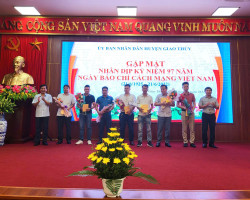 Đ/C Cao Thành Nam - PBT thường trực huyện Giao Thủy (Nam Định) tặng hoa phóng viên nhà báo có đóng góp cho huyện - Dịp 21.6.2022