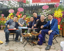 Chụp dịp khai trương quán cafe G8 của anh Đình Dũng (Từ trái qua phải: Anh Lê Tuấn, anh Lã Vinh - ** - anh Quốc Cường, Anh Việt Tùng)
