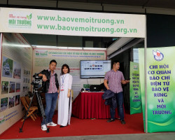 Em Thùy Chi - tại gian trưng bày của TC Bảo vệ Rừng & Môi trường - Hội báo 2019