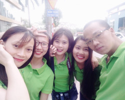 Từ phải qua trái là anh Xuân Thời, chị Nguyễn Huyền (nguyên TPT), Kiều Huyền, bạn Hương Trà (Nguyên TPT), chị Đinh Lê Tuyết Trinh - năm 2017
